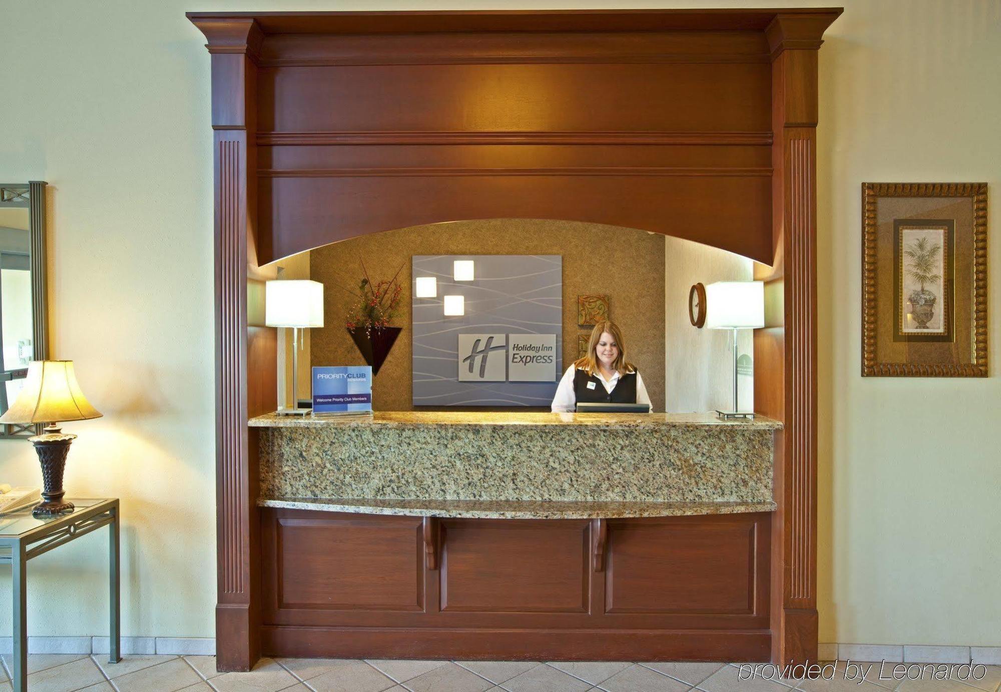 Отель Baymont By Wyndham Litchfield Интерьер фото